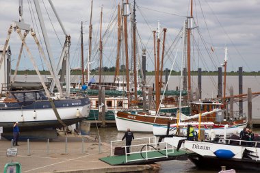 Hollanda şehir limanındaki yelkenlilerin manzarası