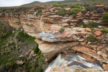 Dağlarda güzel bir şelale 
