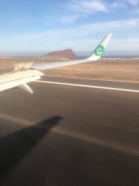 Uçak penceresinden manzara görüntüsü