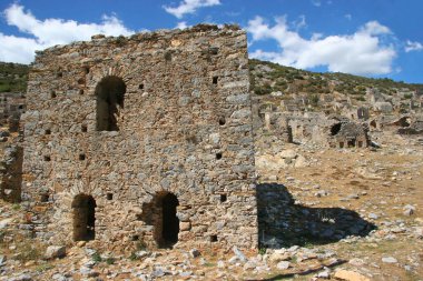 Eski bir kalenin taş kalıntıları.