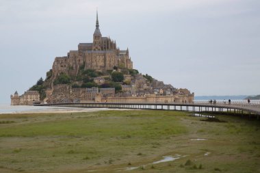 Le Mont-Saint-Michel Fransa 'nın Normandiya kentinde yer alan gelgit adası ve büyük bir kaledir.