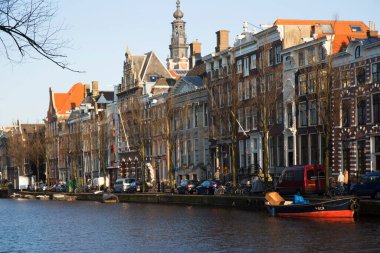 Amsterdam kanal kemerinde sokak hayatı olan tipik Hollanda mimari binaları  