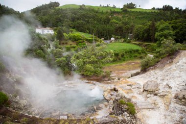 Furnas, Azores köyünün merkezine yayılmış gayzerler, kaplıcalar ve fümeroller.