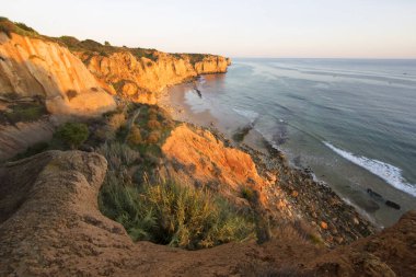 Kayalık deniz kıyısının gün batımı manzarası