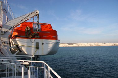 Güvertedeki bir feribotta raylı cankurtaran botu.