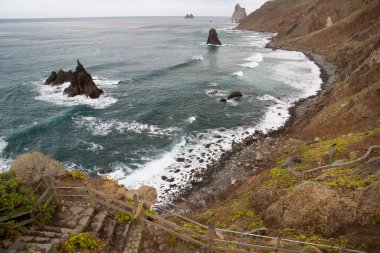 Fırtına dalgalarıyla kıyı kayalıkları ve deniz manzarası