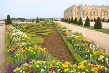 Yeşil çimenleri ve küçük gölü olan güzel bir bahçe.