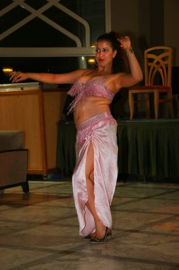 Bilinmeyen güzel dansçı kadın kostümün içinde dans ediyor.