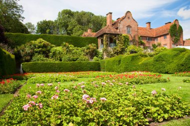 Yeşilliklerle çevrili eski güzel kale binası.