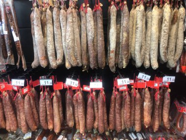 Pazarda taze sosisler var. Yakın plan.