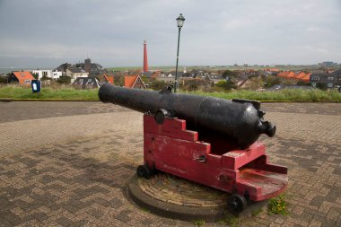 Eski tarihi top heykeli olan bir alan