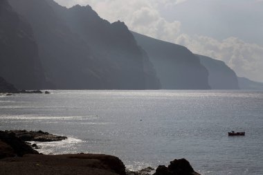 Dağlarda bir sahil manzarası