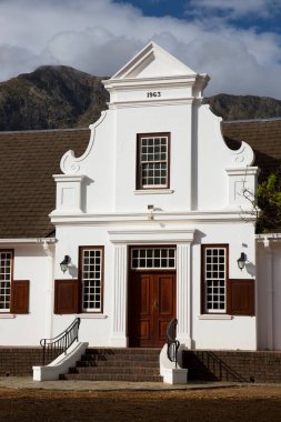 Tipik tarihi Hollanda sömürge çiftlikleri ve kırsal bir şehrin sokaklarındaki ev