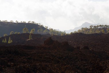 Bulutlu gökyüzü ile güzel dağlık manzara