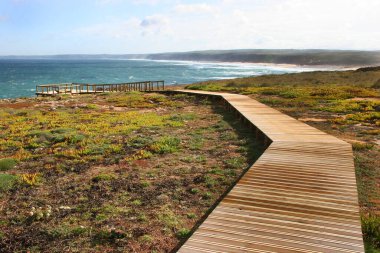 Tahta iskele ve okyanus manzarası. 
