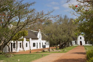 Kırsal kesimlerdeki eski bir Hollanda çiftlik evi.