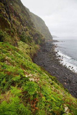 Güzel kayalık deniz manzarası