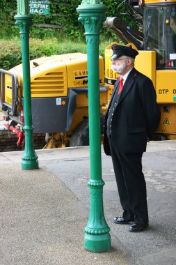 Tren istasyonundaki kıdemli adam.