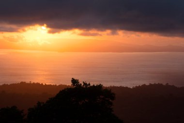 Deniz üzerindeki güzel gün batımı manzarası