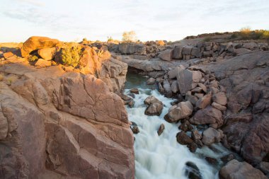 Dağlardaki güzel nehir manzarası