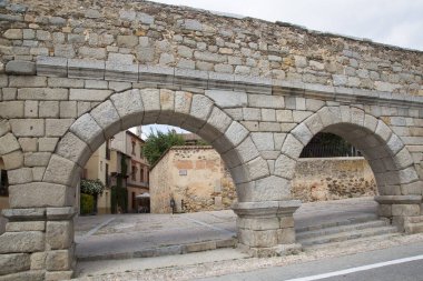 Segovia Aqueduct, İspanya 'nın Segovia şehrinde bulunan bir su kemeridir. Roma 'nın en iyi korunmuş su kemerlerinden biridir ve Segovia' nın en önemli sembollerinden biridir..