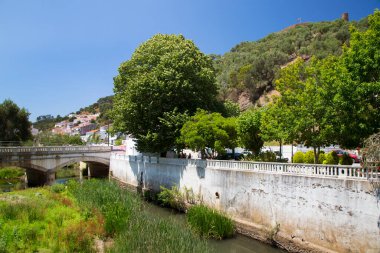 Su bir nehirden akar.