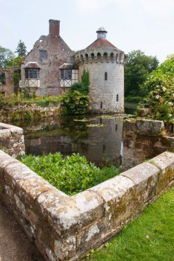 Güzel şato mimarisinin manzarası.