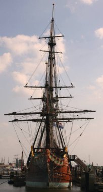 Yelkenli tekne ve beyaz