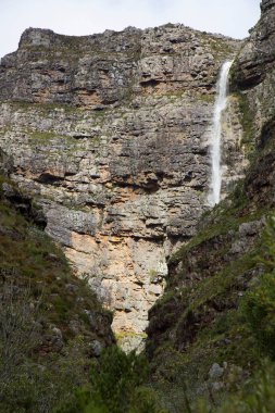 Dağlarda güzel bir şelale 