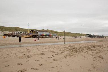 İnsanlar sahilde yürüyor.