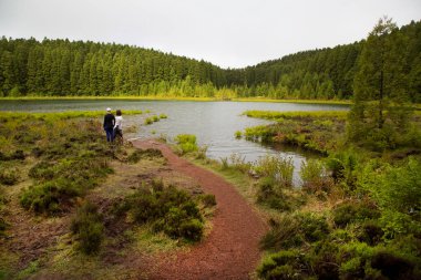 Güzel doğada dinlenen çift