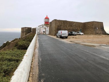 Sahildeki Cabo de Sao Vicente deniz feneri.