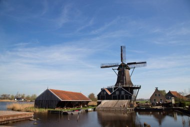 Tekneyle getirilen ve kanaldan işlenen ağaç gövdeleri için hala yel değirmeninde çalışan tarihi eser.