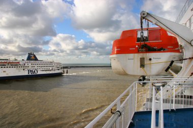 Güvertedeki bir feribotta raylı cankurtaran botu.