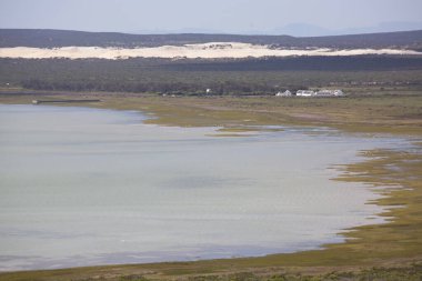 Dağlardaki güzel göl manzarası 