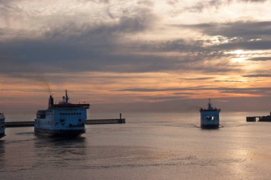 Denizdeki kargo gemisi.