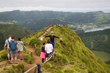Turistler dağlarda yürüyor ve dinleniyorlar