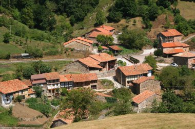 Dağlardaki köyün güzel manzarası 