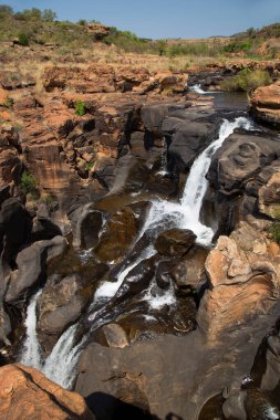 çağlayan şelale ve çukurları olan nehir manzarası