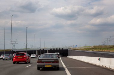 Hareket eden otomobil trafiği olan yol görüntüsü