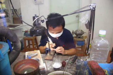 Thai marangozu ahşapla çalışıyor, seyahat çekimi