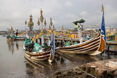 Endonezya 'nın Pengambengan limanında parlak renkli ve dini olarak dekore edilmiş geleneksel balıkçı filosu