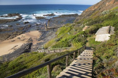 Deniz kıyısına çıkan tahta merdivenler.