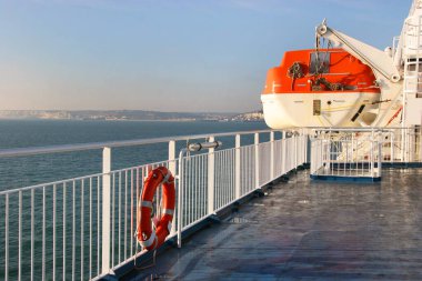 Feribot güvertesinden deniz manzarası