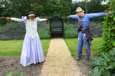 Yaz parkındaki komik korkuluk. 