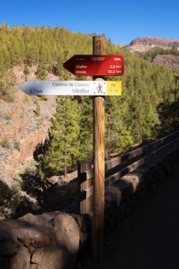 Dağların tepesindeki işaretçi. Dağlarda sonbahar konsepti.