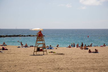 Halkın plaj sahnesinde insanlar gün ışığında