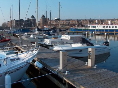 Limanda park halindeki teknelerle kenetlenme