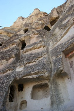 Mağara kiliselerinin duvarlarına ve tavanına Hıristiyan dekorasyonu ve oyma detayları