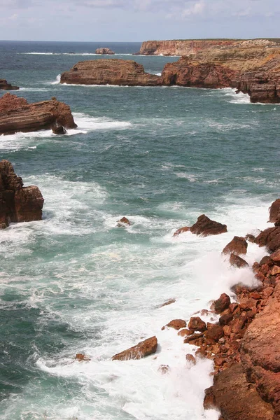 美丽的海滩 岩石和蓝天 — 图库照片